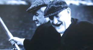 낚시터의 두 노인