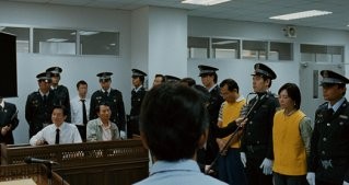 원숭이 놀래키려고 닭 죽이기: 스웨덴-태국 협업의 단편영화로서, 심리적 긴장감을 유발하는 인간 본성을 탐구하는 작품