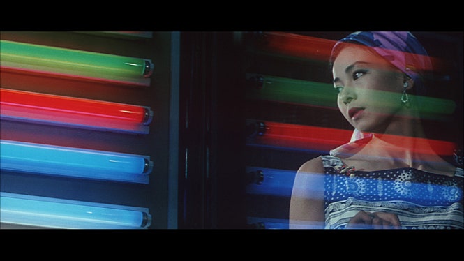 밤의 편린: 절제된 아름다움과 깊은 섬세함