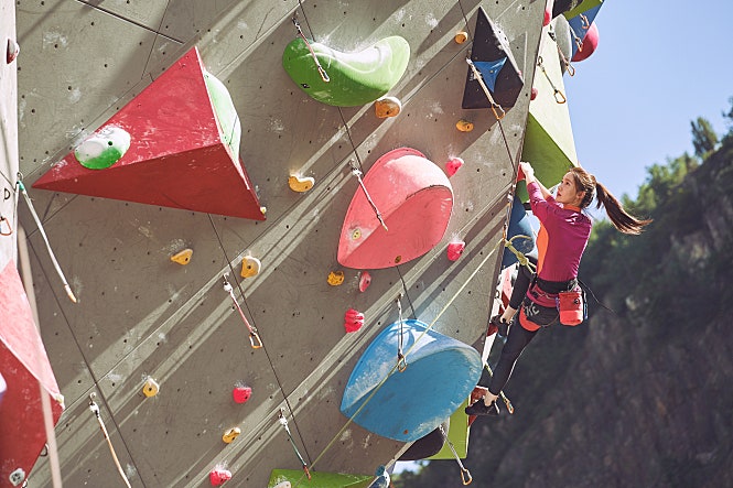 Yoona melakukan aksi panjat tebing di film Exit (2019).