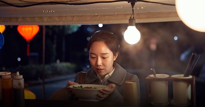 나이트크루징: 빛과 그림자 속에서 춤추는 현대 사회 비판