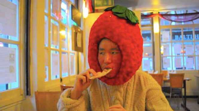 어쩌면 나는 딸기일지도 몰라: 실험적이고 감성적인 단편 영화